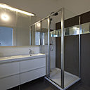 La salle de bains de la suite parentale est livrée complètement aménagée.