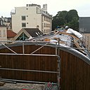 Le bâtiment rénové et surélevé a été recouvert d’une nouvelle toiture en forme de coque bateau retournée. Une toiture en zinc, idéale pour former une belle courbe. Un matériau fortement recommandé à Versailles.