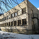 Avant travaux, la barre en béton composait un bâtiment austère, avec un alignement monotone d’ouvertures. A l’intérieur, l’open-space total, dessiné par les bureaux d’origine, a été recloisonné en fonction du rythme des nouvelles fenêtres.