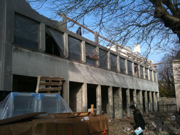 L’ancien toit a été arasé, pour faire place à un nouveau volume en surélévation.