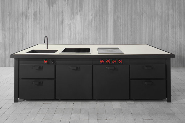 Graphite noir et acier peint laqué pour la base et les tiroirs, ciment gris pour le plan de travail, résine et ciment pour les éviers, l’îlot Minà est conçu à partir de matériaux naturels et de qualité. Les tiroirs, qui supportent jusqu’à 80 kg, disposent de barres de led, et peuvent être équipés de séparateurs de rangement.