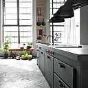 L’îlot de cuisine Minà optimise totalement l’espace puisqu’il se suffit à lui-même. Il permet également une réorganisation de la pièce autour de l’unique élément de cuisine, qui apporte convivialité et modernité.