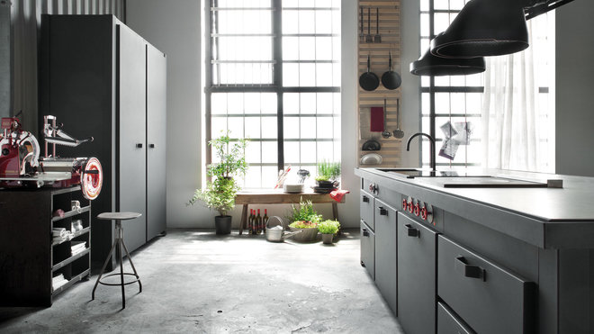 L’îlot de cuisine Minà optimise totalement l’espace puisqu’il se suffit à lui-même. Il permet également une réorganisation de la pièce autour de l’unique élément de cuisine, qui apporte convivialité et modernité.