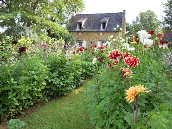 Le Jardin Fleuriste a des accents champêtres. Peuplé de collection de dahlias et zinnias, il est enchanteur en toutes saisons.