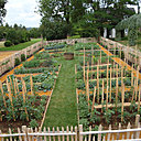 Le Jardin Potager  n’est pas un potager-vitrine à curiosités. Il concilie esthétique et production de bons fruits et légumes, consommés par la famille des propriétaires.