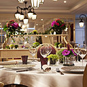 Les princes et les rois venaient dîner à Chantilly… A votre tour de venir à La Table du Connétable, un restaurant gastronomique qui dispose de 40 tables, dans un décor sobre aux tons rouges, avec un parquet point de Hongrie assorti de grands tapis, et où d’immenses fenêtres vous offriront une vue sur les jardins et les parterres du Château de Chantilly.