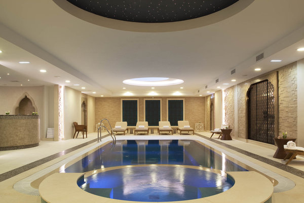 L’Auberge du Jeu de Paume abrite une somptueuse piscine, sublimée par un puits de lumière.