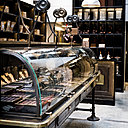 Dans les années 1970, Gaston Lenôtre initie le jeune chef Alain Ducasse à l’univers du sucré. Après un passage à Paris, où ce dernier découvre le métier de pâtissier, il se prend de passion pour le chocolat, aux côtés de l’artisan-chocolatier lyonnais Maurice Bernachon. Il concrétise son amour pour le cacao avec l’ouverture de la Manufacture le 20 février 2013.