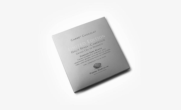 « Bean to bar » : de la fève à la tablette : comme Alain Ducasse et Nicolas Berger, l’artisan chocolatier Pierre Marcolini fait partie du petit cercle des chocolatiers qui font encore leur chocolat eux-mêmes, sans avoir recours à des couverturiers, les grossistes du chocolat.