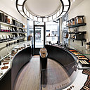 Pierre Marcolini est un chocolatier belge, amoureux du chocolat. Il parcourt le monde entier pour trouver la fève qu’il n’a pas encore travaillée.