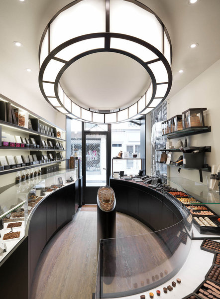 Pierre Marcolini est un chocolatier belge, amoureux du chocolat. Il parcourt le monde entier pour trouver la fève qu’il n’a pas encore travaillée.