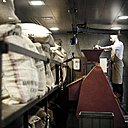 A la manufacture, les fèves, pures et de caractère, sont sélectionnées à travers le monde. Nicolas Berger, chocolatier torréfacteur de cacao, et maître des lieux, mène un travail d’orfèvre pour révéler l’identité unique de chacune des fèves qu’il travaille.