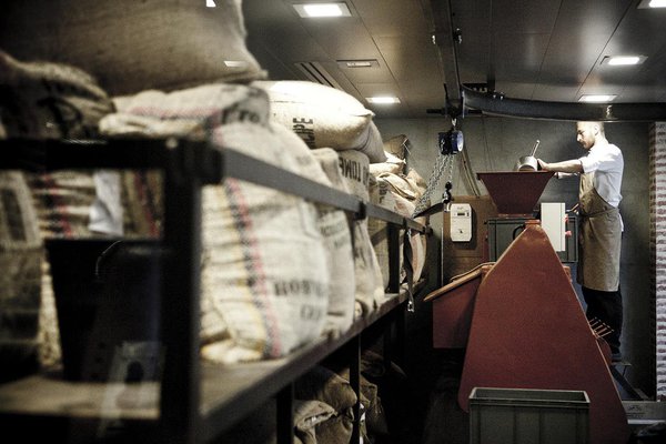 A la manufacture, les fèves, pures et de caractère, sont sélectionnées à travers le monde. Nicolas Berger, chocolatier torréfacteur de cacao, et maître des lieux, mène un travail d’orfèvre pour révéler l’identité unique de chacune des fèves qu’il travaille.