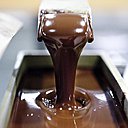 Alain Ducasse et Nicolas Berger, fils de pâtissier-chocolatier de la région lyonnaise et ancien chef pâtissier exécutif de l’ensemble des établissements Ducasse pendant 4 ans, tiennent à l’idée du « fait maison ». En sélectionnant des produits d’excellente qualité, ils se sont donné pour mission de maîtriser le goût de leur chocolat en le fabriquant de bout en bout.