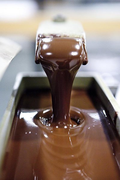 Alain Ducasse et Nicolas Berger, fils de pâtissier-chocolatier de la région lyonnaise et ancien chef pâtissier exécutif de l’ensemble des établissements Ducasse pendant 4 ans, tiennent à l’idée du « fait maison ». En sélectionnant des produits d’excellente qualité, ils se sont donné pour mission de maîtriser le goût de leur chocolat en le fabriquant de bout en bout.