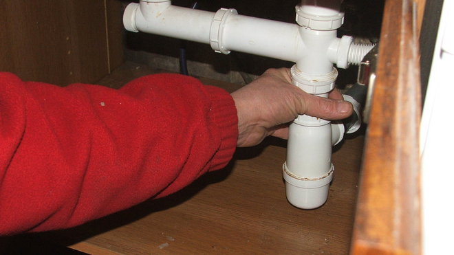 Etape 3 : retirer l’ancien ensemble siphon ; cette opération se fait uniquement en dévissant à la main le siphon (attention il reste toujours un peu d’eau en réserve dans le siphon ; prévoyez une cuvette).