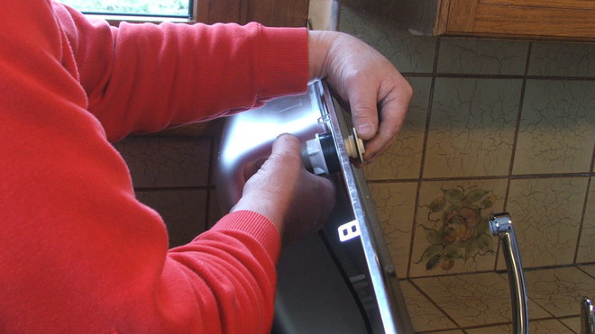 Etape 10 : placer le système du trop plein, en le ramenant vers l’évacuation de l’évier (cordon noir fin).