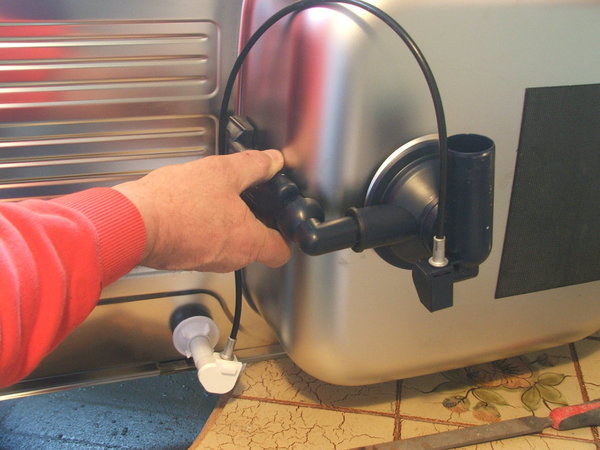 Etape 11 : resserrer l’ensemble du système d’évacuation ainsi que trop-plein, manuellement.