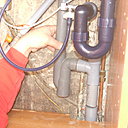 Etape 18 : mettre en place, en encollant l’ensemble de la canalisation PVC, tout en raccordant le kit d’écoulement de l’évier. Remettre l’arrivée d’eau en fonction. Et le nouvel évier fonctionne.
