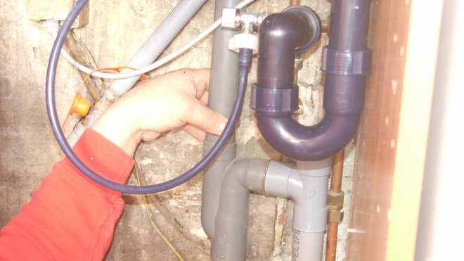 Etape 18 : mettre en place, en encollant l’ensemble de la canalisation PVC, tout en raccordant le kit d’écoulement de l’évier. Remettre l’arrivée d’eau en fonction. Et le nouvel évier fonctionne.