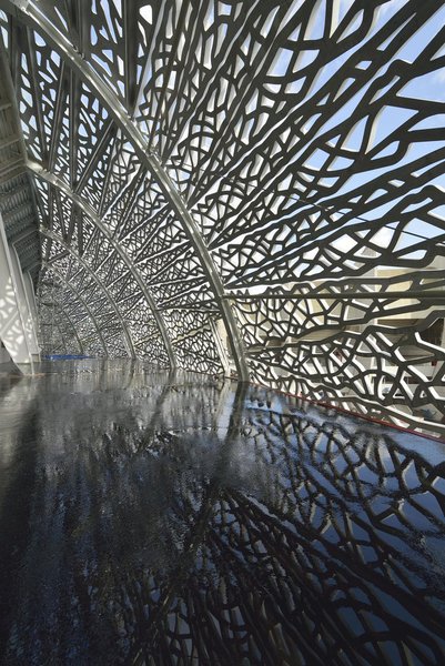 Stade Jean Bouin (2007-2013), à Paris. Sa dentelle structurelle entre dans un rapport dialectique inédit avec le parc des Princes, icône tout béton des années 1970. Rudy a dit : « En fait, le stade Jean Bouin n’est que l’expression du débat juridique en matière d’urbanisme dans ce quartier… »