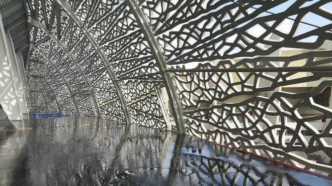 Stade Jean Bouin (2007-2013), à Paris. Sa dentelle structurelle entre dans un rapport dialectique inédit avec le parc des Princes, icône tout béton des années 1970. Rudy a dit : « En fait, le stade Jean Bouin n’est que l’expression du débat juridique en matière d’urbanisme dans ce quartier… »