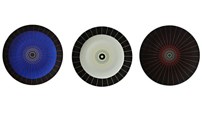 Une fabrication et une décoration sophistiquées pour ces assiettes Ombrelles, en provenance de la Manufacture Royal Limoges, la plus ancienne fabrique de porcelaine de Limoges. Indigo, beige ou noir ton sur ton, elles sont de véritables trompe l’œil, à utiliser en service de table ou en décoration (68 € la grande assiette). Une fabrication et une décoration sophistiquées pour ces assiettes Ombrelles, en provenance de la Manufacture Royal Limoges, la plus ancienne fabrique de porcelaine de Limoges. Indigo, beige ou noir ton sur ton, elles sont de véritables trompe l’œil, à utiliser en service de table ou en décoration (68 € la grande assiette).
