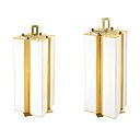 Fasciné par la diversité des formes et des matières, le designer Thomas Boog allie ici la soie et le laiton, dans une composition raffinée et esthétique. Cette lampe à poser, structure laiton patiné et abat-jour en soie, est disponible en deux tailles : 60 cm (2500 €) et 75 cm (3400€).