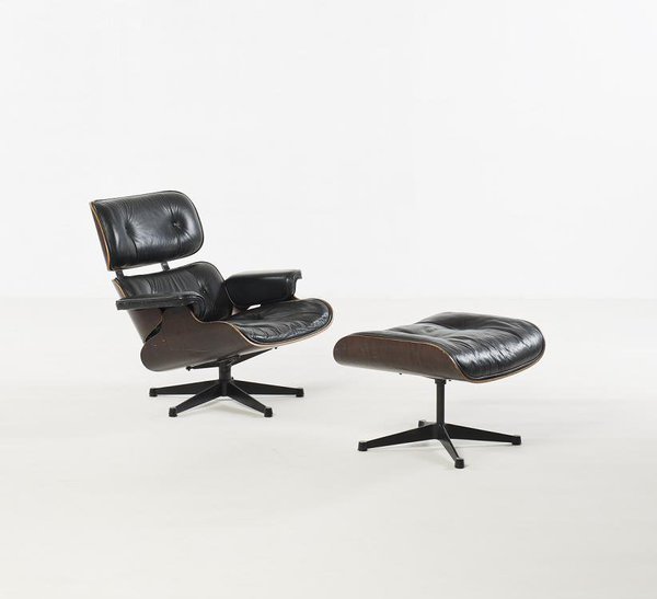 Cultissime Lounge Chair, fauteuil et son ottoman, en contreplaqué moulé , cuir et métal, création Charles et Ray Eames éditée par Herman Miller. H 77 x L 83 x P 54 cm. Estimation 4 500 €/ 5 000 €. (Vente du 27 mai 2013, Dialogue entre design scandinave, brésilien et américain, partie 2).