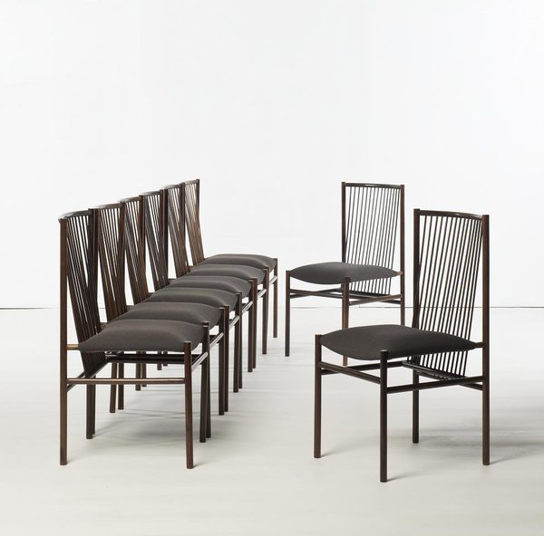 Forme d’avant-garde pour Estrutural, suite de 8 chaises en palissandre de Bahia et toile de laine, création Joaquim Tenreiro en 1947, éditée par Langenbach & Tenreiro. Estimation 30 000 €/50 000 €. (Vente du 27 mai 2013, Dialogue entre design scandinave, brésilien et américain, partie 2).