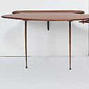 Étonnant bureau en noyer et hêtre, pièce unique, création Peder Moos en 1947. H 65 x 120 x P 91 cm. Estimation 120 000/ 150 000 €. (Vente du 27 mai 2013, Dialogue entre design scandinave, brésilien et américain, partie 2).