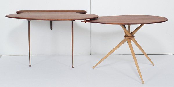 Étonnant bureau en noyer et hêtre, pièce unique, création Peder Moos en 1947. H 65 x 120 x P 91 cm. Estimation 120 000/ 150 000 €. (Vente du 27 mai 2013, Dialogue entre design scandinave, brésilien et américain, partie 2).