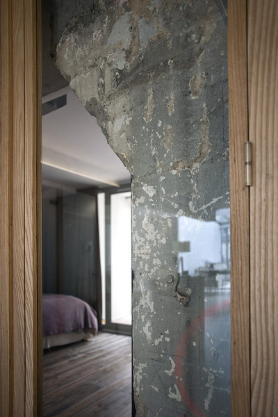 L’effet du béton brut a été conservé, pour donner du contraste aux murs.