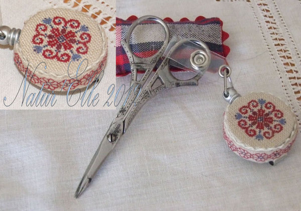 Les ciseaux de Natur Elle et son mètre ruban décoré.