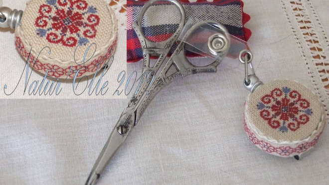 Les ciseaux de Natur Elle et son mètre ruban décoré.