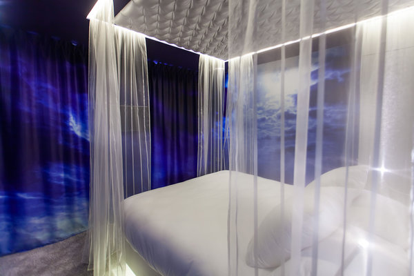 La chambre Céleste invite à l’évasion. Allongé sur le lit, vous aurez l’impression d’être en plein ciel… pour un doux voyage poétique. A vous de choisir entre un ciel étoilé, un ciel bleu intense, un ciel parsemé de cumulonimbus ou bien un coucher de soleil romantique.