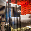 La chambre Gold est une chambre prestige... lit king size, tapis moelleux fabriqué par Stepevi, déposé sur du parquet, papier peint Arte noir et doré, ciel de lit capitonné… la chambre Gold est une chambre prestige luxueuse.