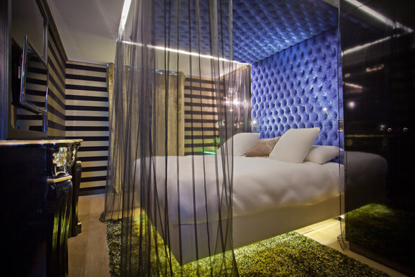 A la nuit tombée, changez la couleur de votre ciel de lit. Un bleu apaisant pour profiter pleinement de votre nuit, dans ce lit à baldaquin entouré de voilages, tel un tapis volant en plein ciel.