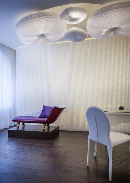 Atmosphère, Amour et Art de recevoir : c’est le crédo de l’Hôtel Angely. Vous serez donc accueilli dans une pièce au décor à la fois chic, sobre et discret, où trône un sofa au design voluptueux. Les luminaires vaporeux en forme de nuage sont un prélude à une parenthèse céleste.