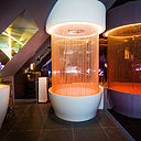 La suite Diamond Lover occupe le dernier étage de l’hôtel. Après un sas capitonné, retrouvez-vous dans une pièce où trône un lit rond, survolé par un ciel de nuages. Prélassez-vous dans une baignoire ovale, entourée d’un rideau lumineux de perles en métal qui change de couleur.