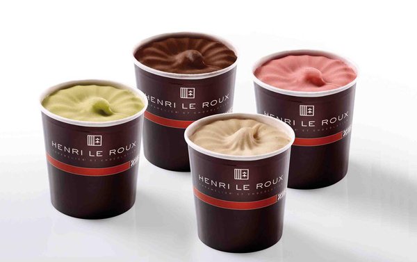 Sorbets banane-framboise-fruit de la passion, chocolat, yuzu-macha et caramel au beurre salé : Henri Le Roux propose 4 parfums aussi originaux que délicieux.