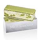 Chic et très facile à manger partout et en toutes circonstances, le fameux Miss Gla Gla signé Pierre Hermé : deux fines tranches de macaron entourant une glace à la saveur subtile, façon sandwich.