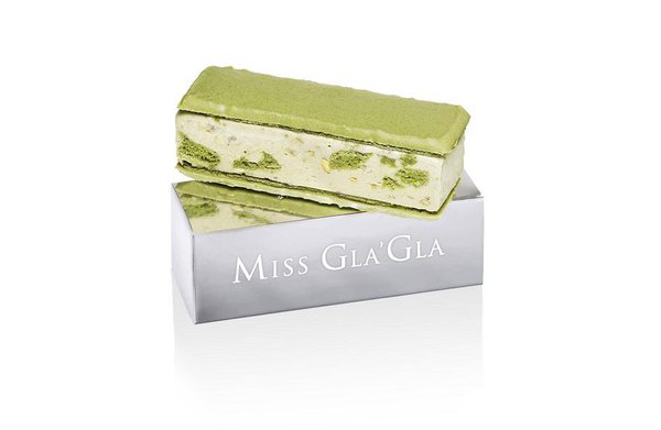 Chic et très facile à manger partout et en toutes circonstances, le fameux Miss Gla Gla signé Pierre Hermé : deux fines tranches de macaron entourant une glace à la saveur subtile, façon sandwich.