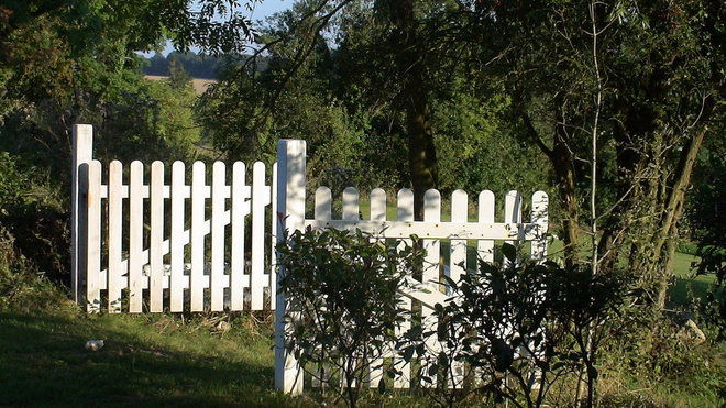 Une clôture très « petite maison dans la prairie », pour une maison nichée au creux d’un jardin paysager et d’une prairie qui s’étendent sur 9000 m². Les locataires peuvent même profiter des arbres fruitiers et du poulailler !
