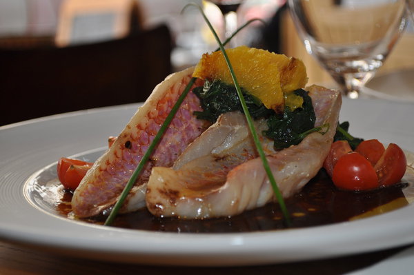 Le filet de rouget et sa tombée d’épinards, le tout relevé d’une vinaigrette à l’orange… on y retrouve le goût de la nature !