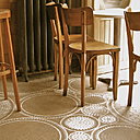 La mosaïque est signée Christophe Denoux, artisan d’art qui utilise des matériaux industriels tels que le grès céramique, la pâte de verre et les émaux de Briare.