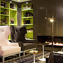 Le vert anis s’allie au chocolat, et confèrent au lobby une ambiance aussi moderne que chaleureuse. Face aux tables basses Tulip d’Eero Saarinen pour Knoll, les bergères à oreilles prennent des atours contemporains en reposant sur un tapis à damiers.