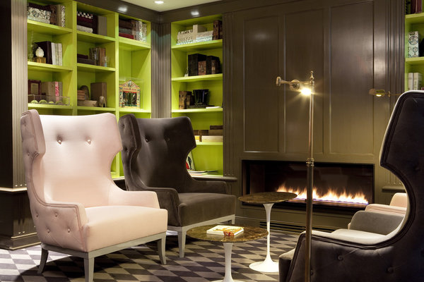 Le vert anis s’allie au chocolat, et confèrent au lobby une ambiance aussi moderne que chaleureuse. Face aux tables basses Tulip d’Eero Saarinen pour Knoll, les bergères à oreilles prennent des atours contemporains en reposant sur un tapis à damiers.
