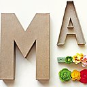 Matériel : des lettres en carton, de la mousse florale, des fleurs artificielles et un pistolet à colle.