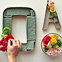 Piquer les fleurs dans la mousse en mélangeant les tailles pour couvrir parfaitement l'intérieur?